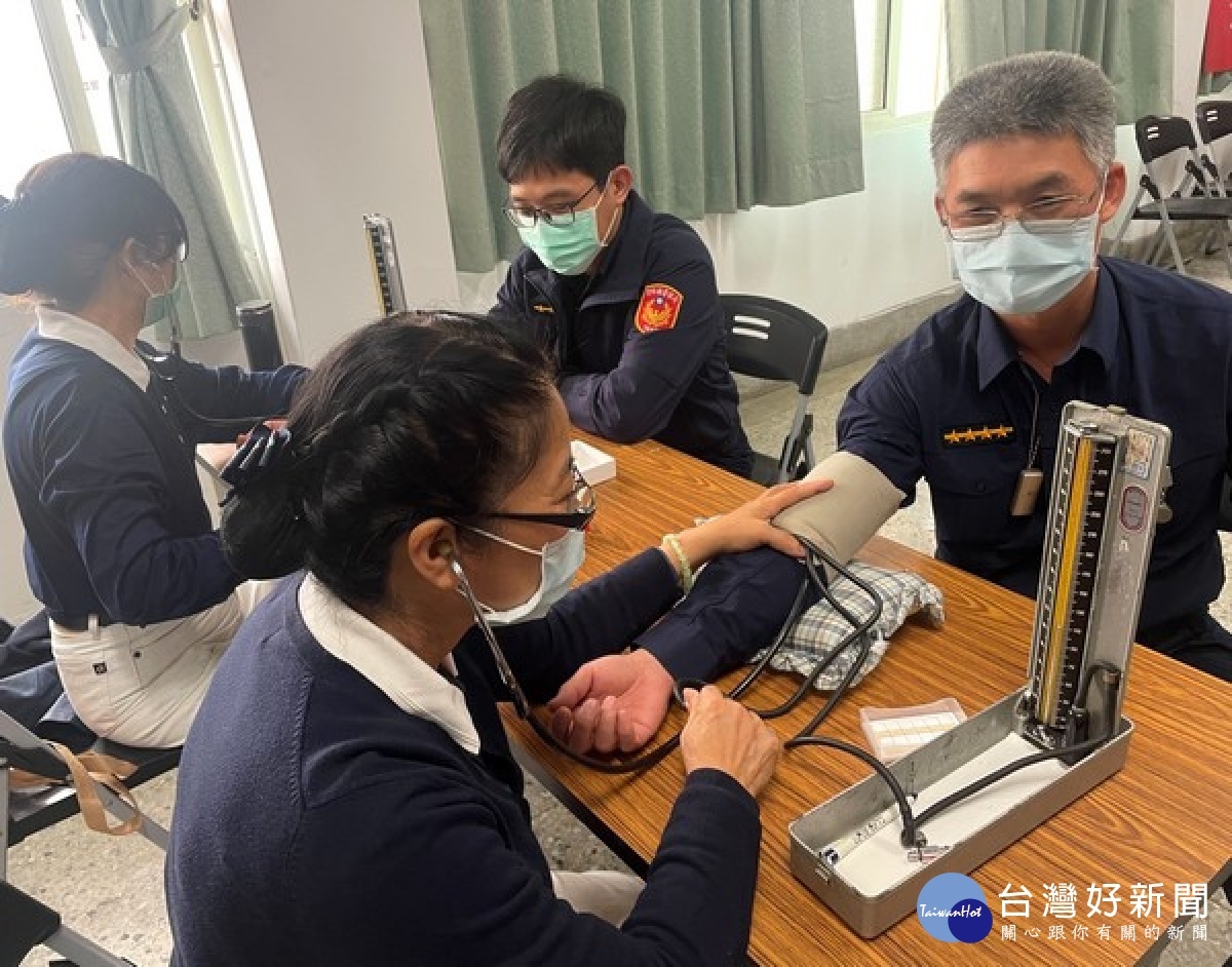 雲林縣警察之友會北港辦事處利用北港分局聯合勤教表揚績優單位與員警，慈濟師兄姐也到場奉飲茶及量血壓，舒緩員警身心靈。