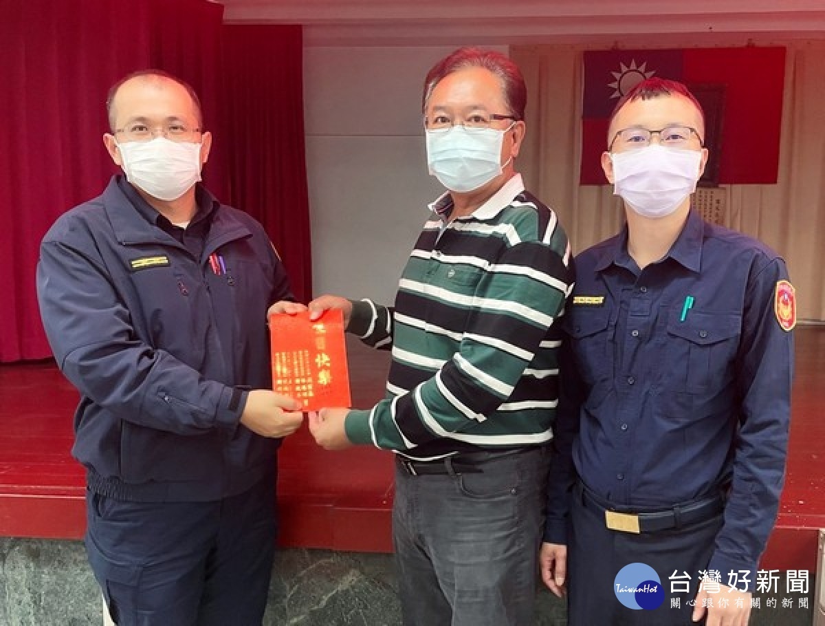 雲林縣警察之友會北港辦事處利用北港分局聯合勤教表揚績優單位與員警，慈濟師兄姐也到場奉飲茶及量血壓，舒緩員警身心靈。