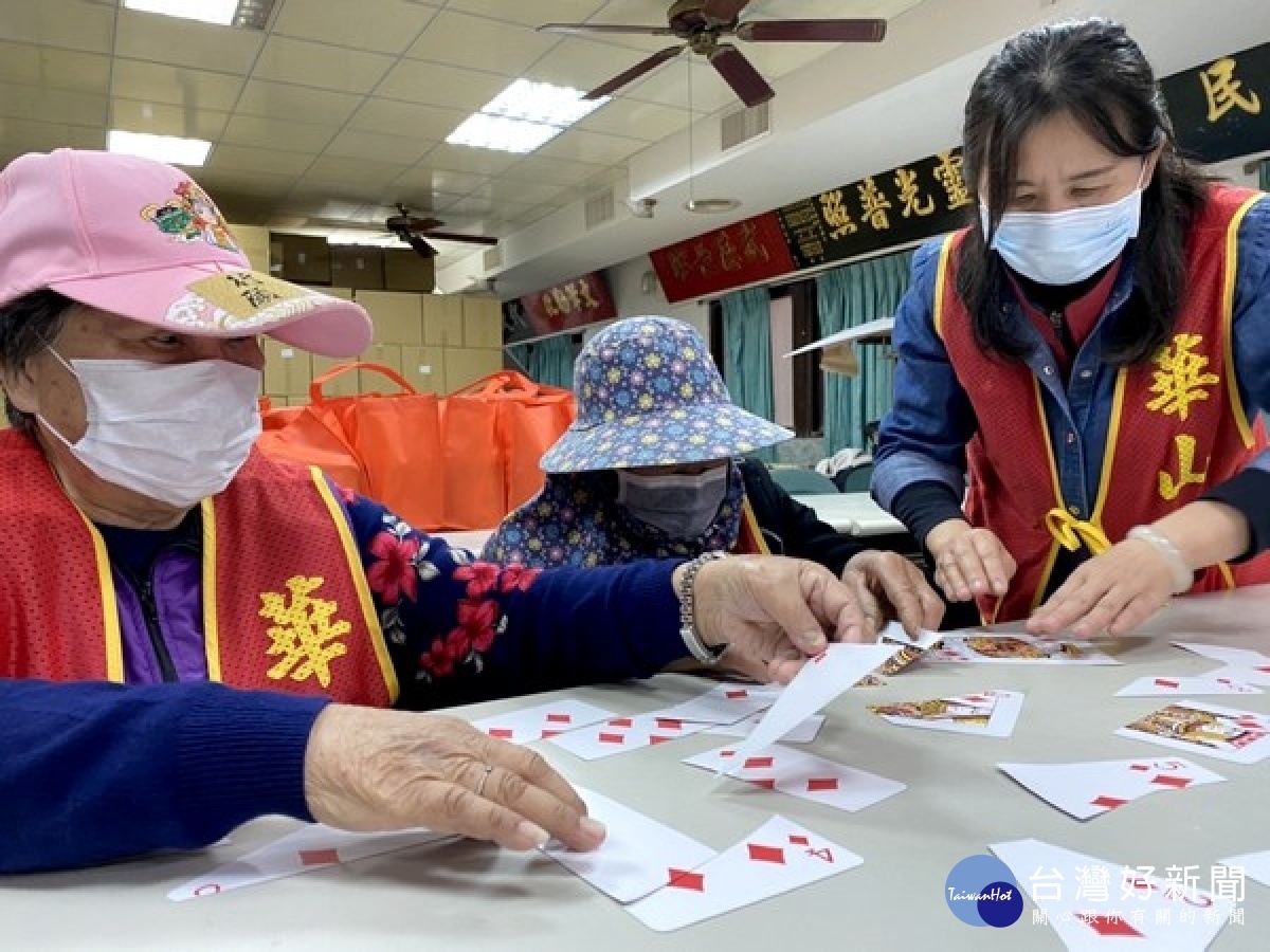 華山基金會四湖天使站建站10週年,於四湖參天宮舉辦「有您真好」感恩茶會,邀請服務長輩與善士們動腦玩遊戲,歡度十週年慶。