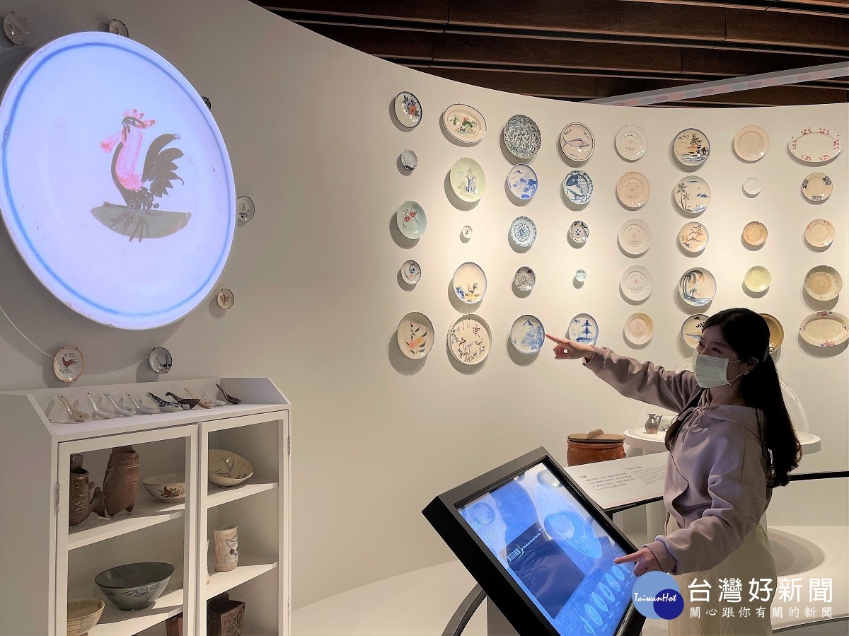 「盤紋導覽」互動裝置,除了提供古早盤紋的意義說明外,民眾還可以點選螢幕上的圖示,創作自己的吉祥如意盤