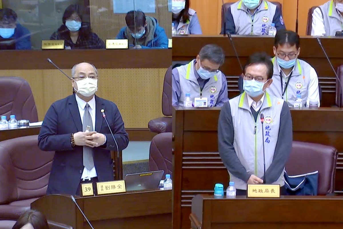 針對財務管理、航空城開發計畫等，桃園市議員劉勝全質詢市府地政局長蔡金鐘。