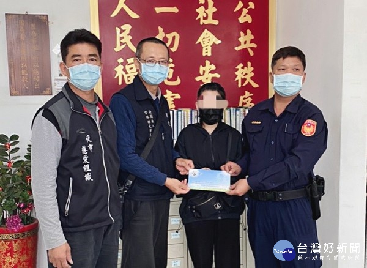 蔦松派出所所長吳鎮尼發揮愛心賑濟轄區弱勢民眾，除平日主動的關懷慰問，亦結合公益團體捐募款項與物資濟助，緩解弱勢家庭之困苦。