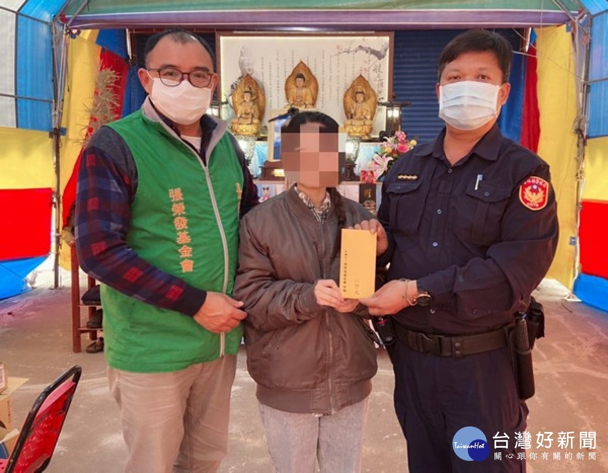 蔦松派出所所長吳鎮尼發揮愛心賑濟轄區弱勢民眾，除平日主動的關懷慰問，亦結合公益團體捐募款項與物資濟助，緩解弱勢家庭之困苦。