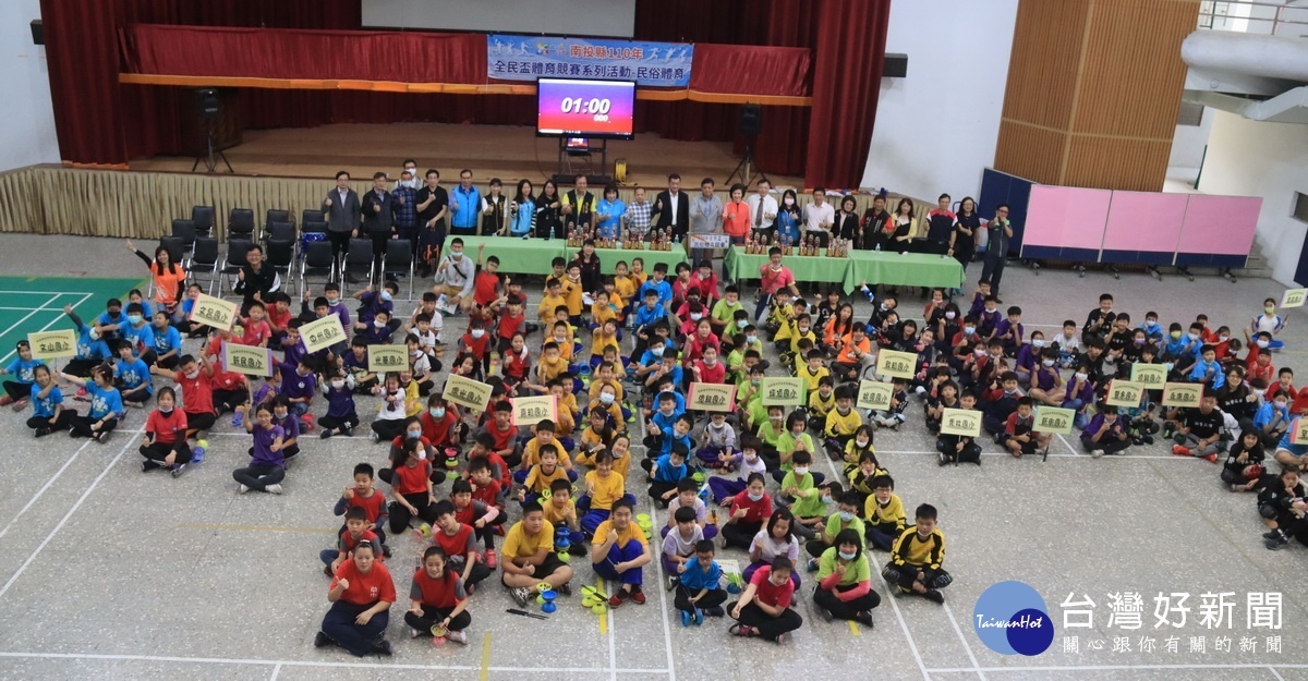 南投縣民俗體育獨輪車等競速錦標賽選手師生近300名。(記者扶小萍攝)