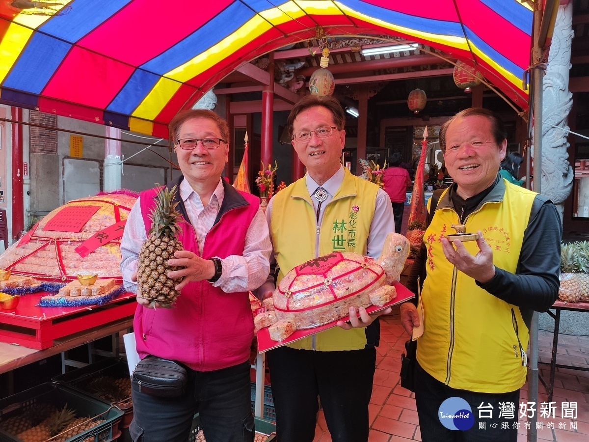 超大的沙琪瑪「福壽龜」為開漳聖王祝壽，信眾「博杯」帶回家。圖／記者鄧富珍攝