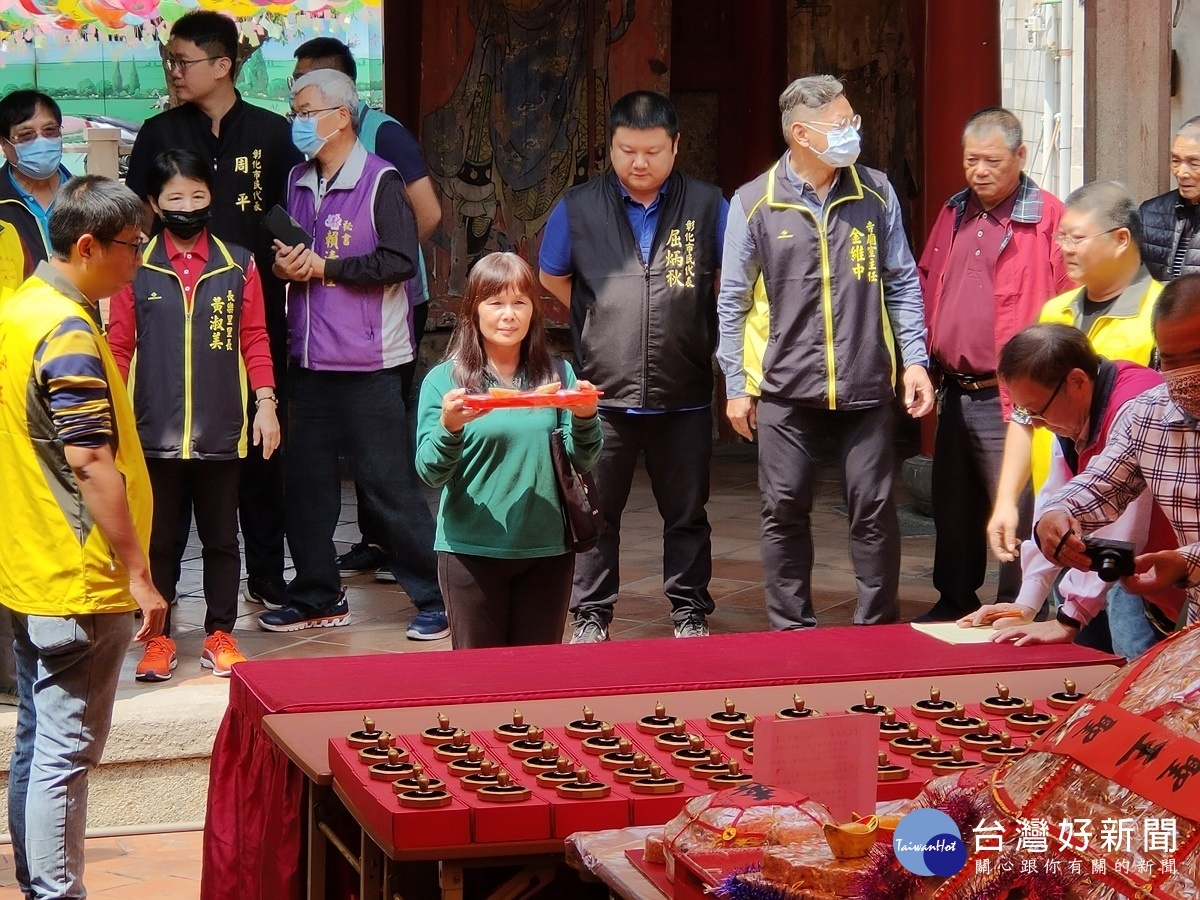 超大的沙琪瑪「福壽龜」為開漳聖王祝壽，信眾「博杯」帶回家。圖／記者鄧富珍攝