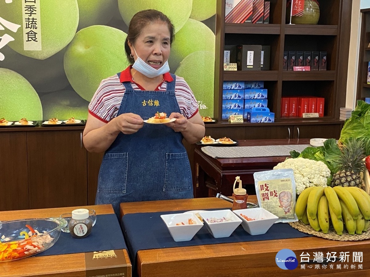 信義在地健康美食老師古信維示範「鮮煮食」手作鮮蔬食料理。(圖/記者吳素珍攝)