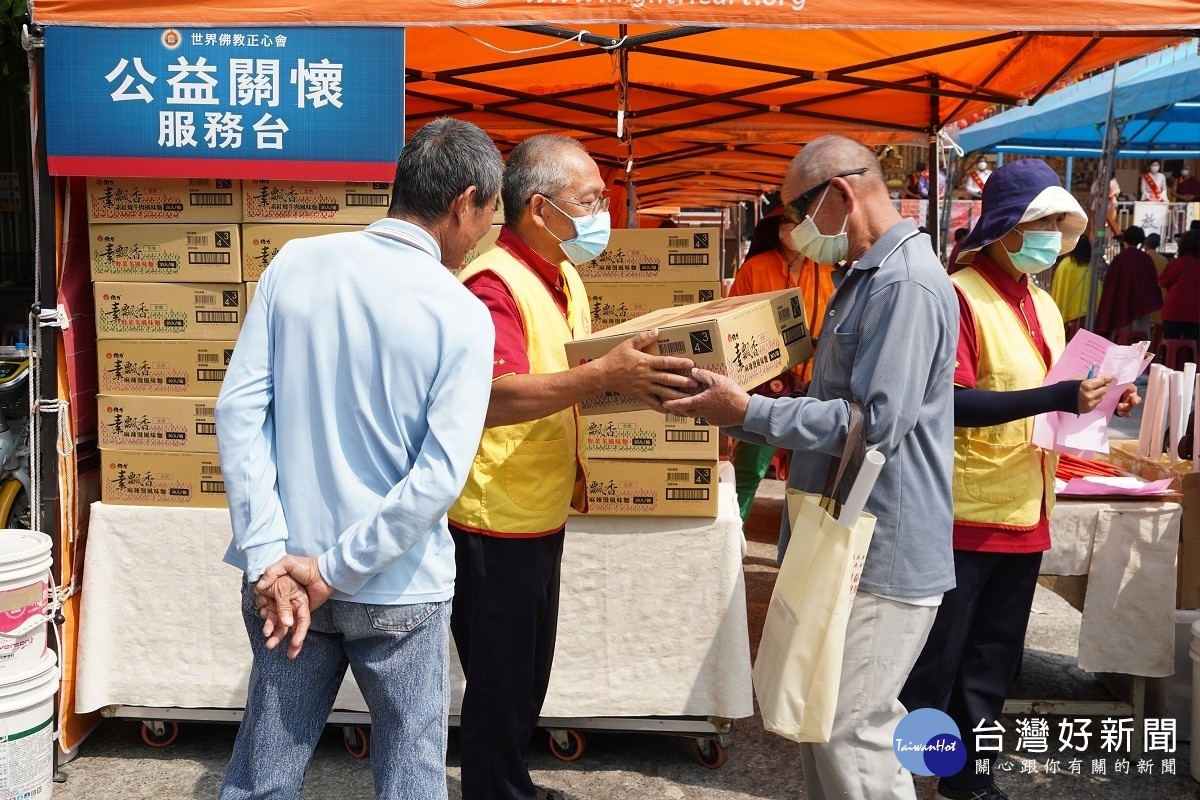 該會募集十方愛心，將平安麵、口罩、酒精等民生物資免費提供給當地弱勢家庭