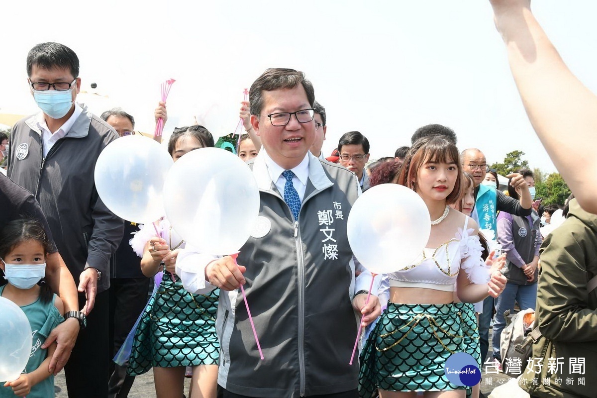 桃園市長鄭文燦和市民朋友一起參觀「2021桃園彩色海芋季」。