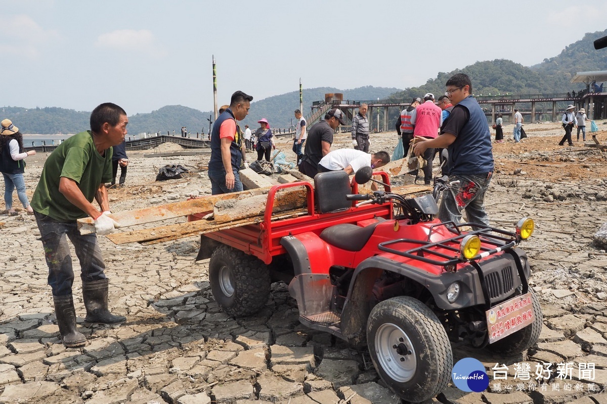出動小牛搬運車,協助運送廢鐵等大型廢棄物。