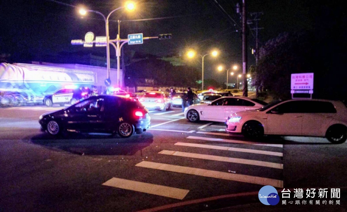 改裝車聚集工業區競速,大園警方包圍攔查開罰