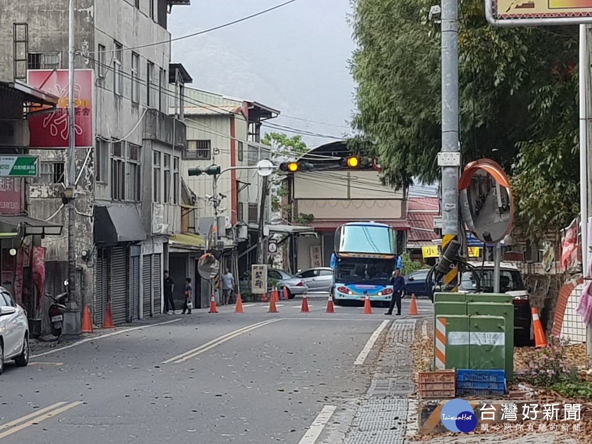 先封閉二端車輛,現場實施交通管制。