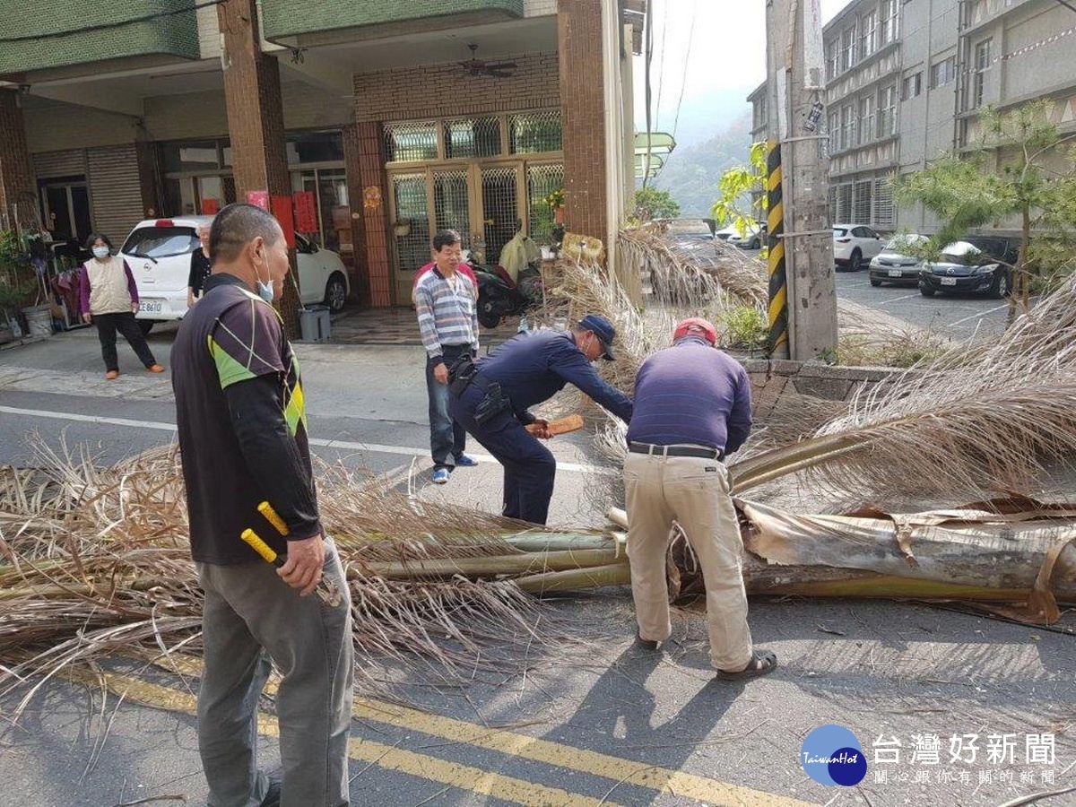 警民合力排除路障。