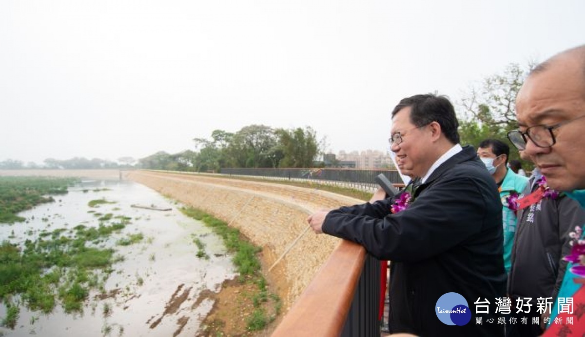 市長觀賞溪海埤塘生態公園景觀