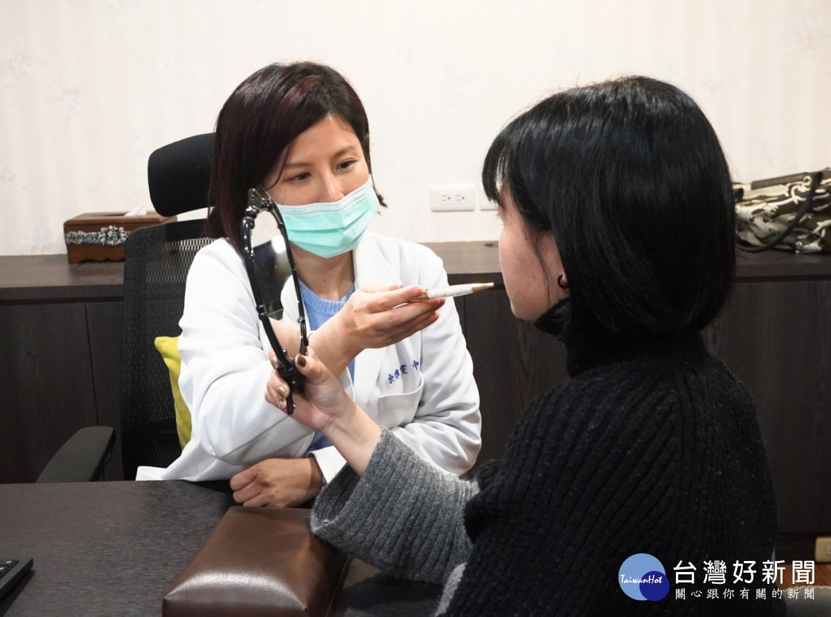余雅雯醫師替患者評估;圖中患者與本文無關。