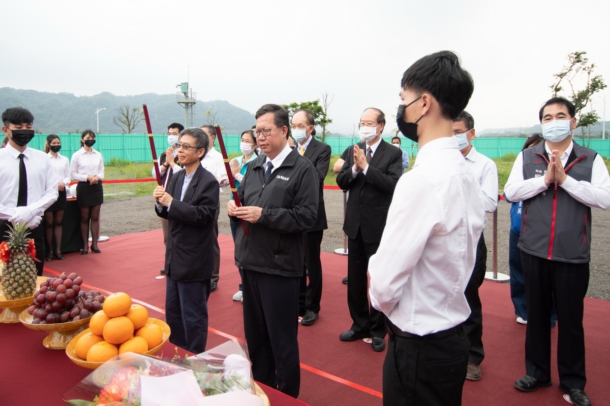 桃園市長鄭文燦於埔頂水資中心舉行開工動土典禮中焚香祝禱工程平安順利。