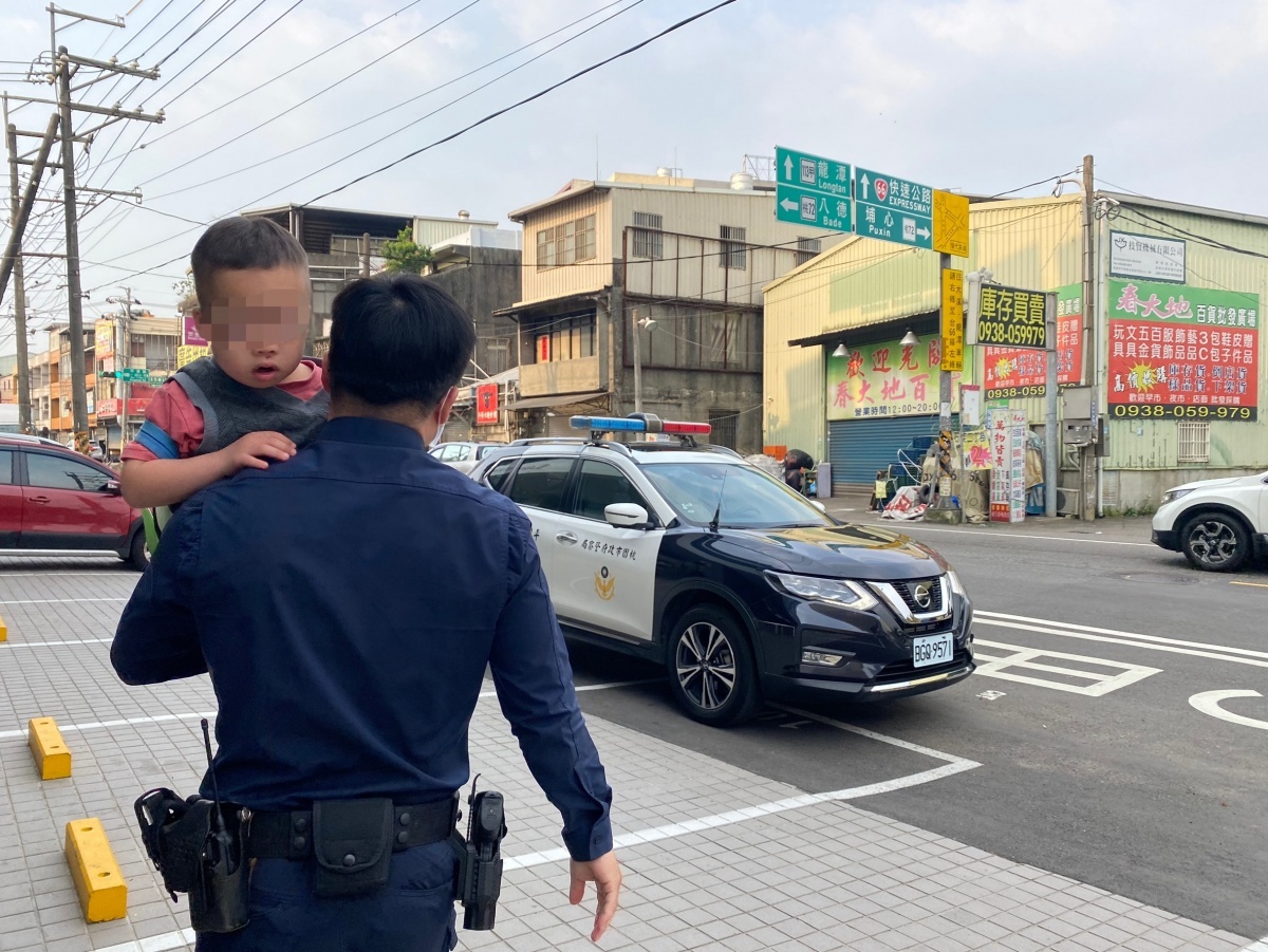 4歲迷途遲緩兒馬路邊哭泣,暖警及時伸援手