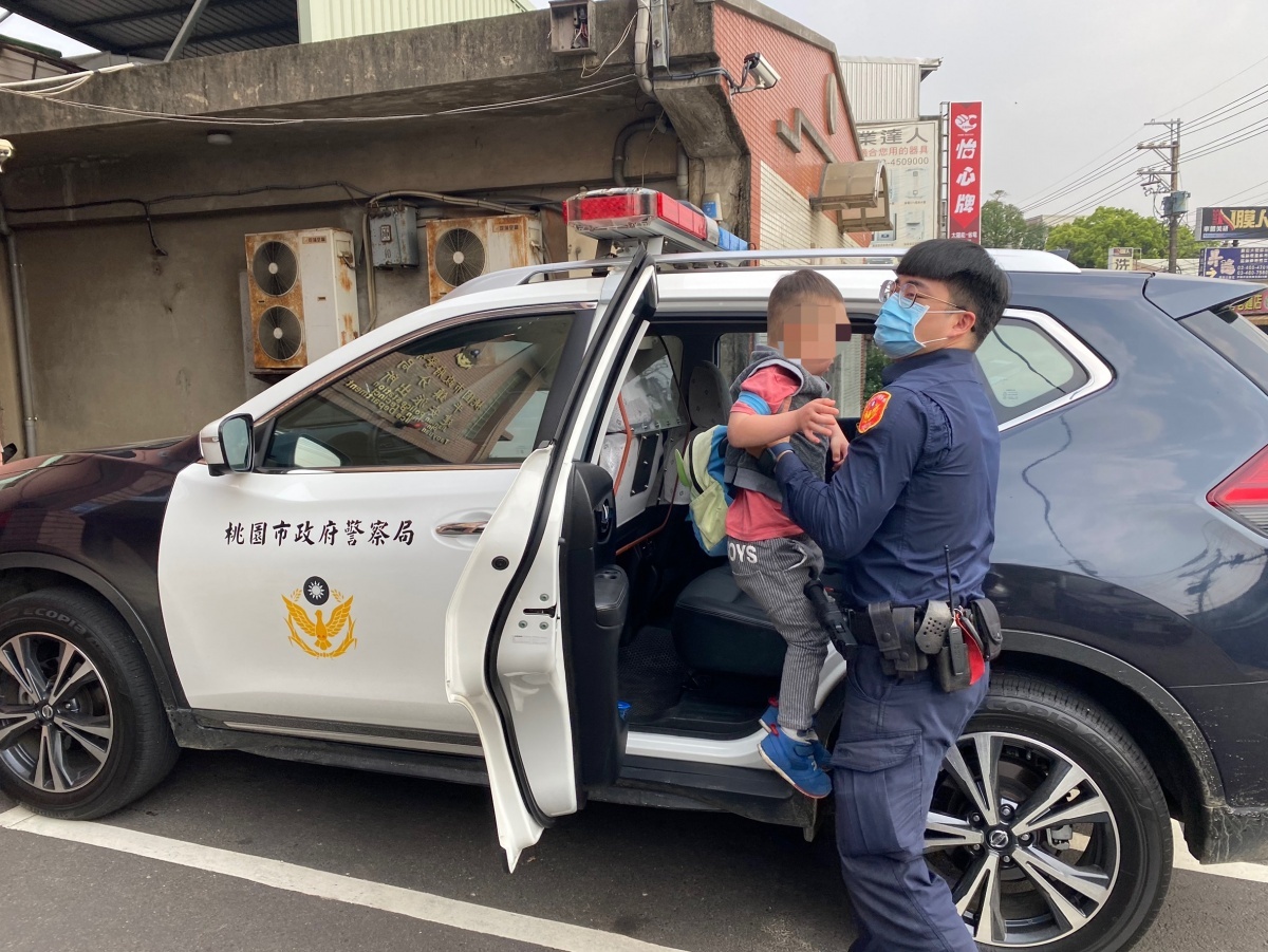 4歲迷途遲緩兒馬路邊哭泣，暖警及時伸援手