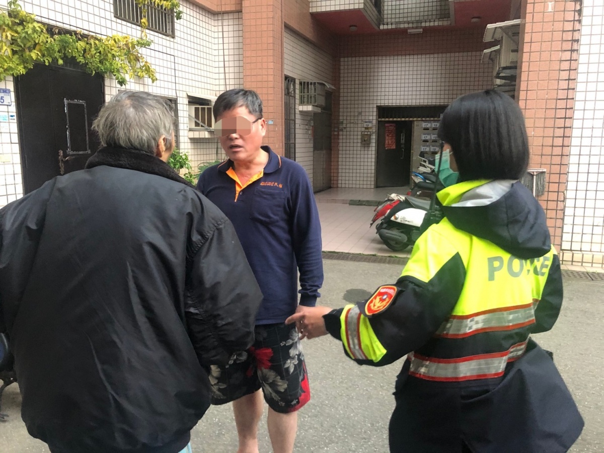 一名疑似失智老人在永安郵局門口徘徊,警方契而不捨的訪查之下,終將老翁平安送返家中。