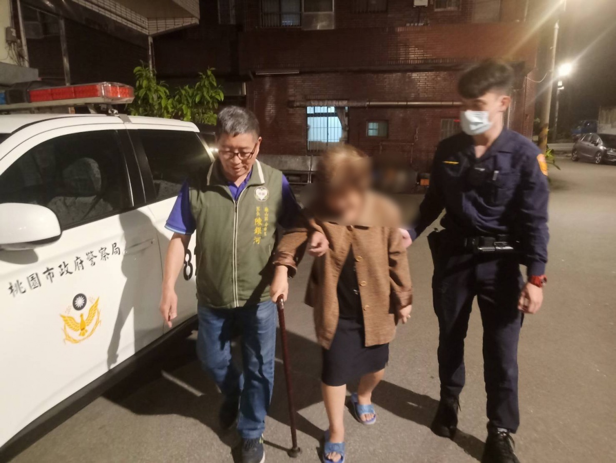 失智老婦人幸虧遇到巡邏員警機警及里長的熱心,終於將老婦順利送返家