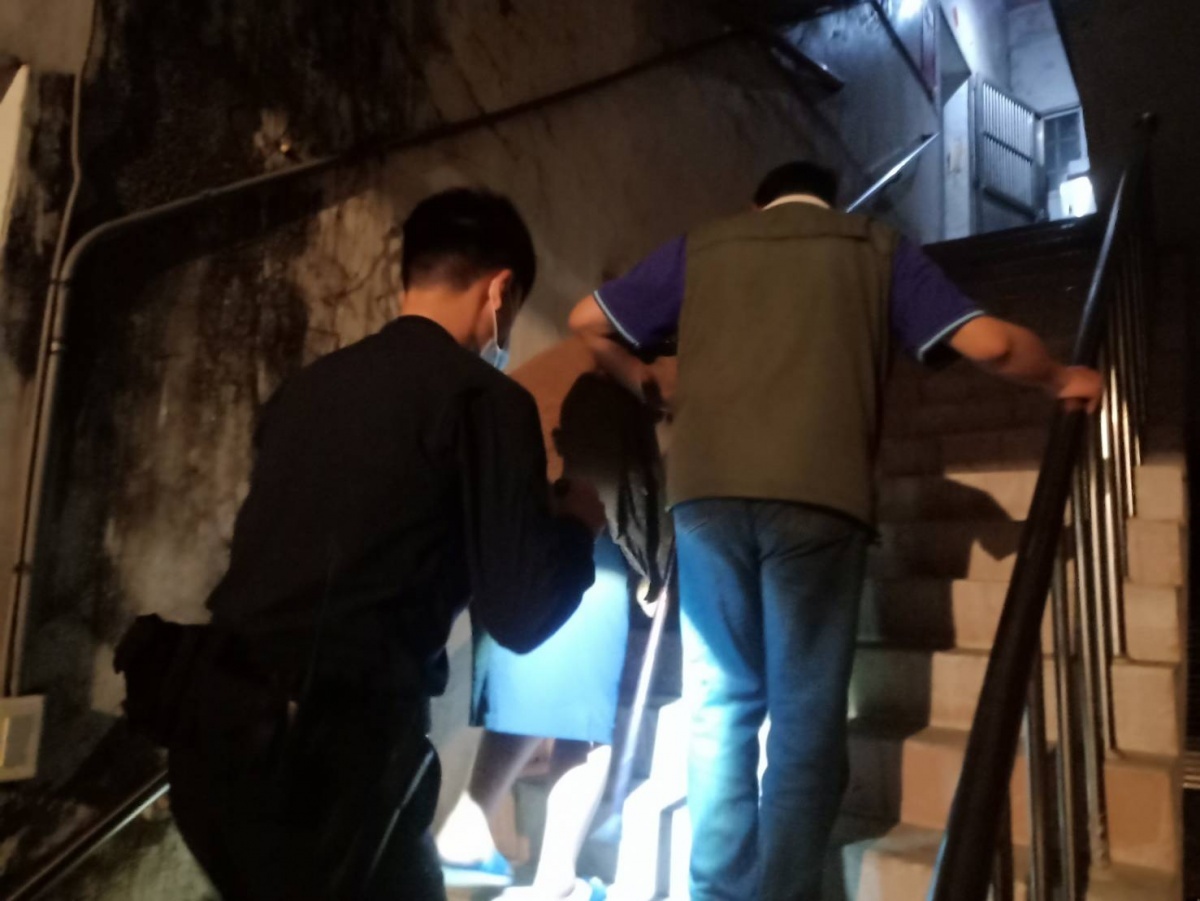 失智老婦人幸虧遇到巡邏員警機警及里長的熱心,終於將老婦順利送返家