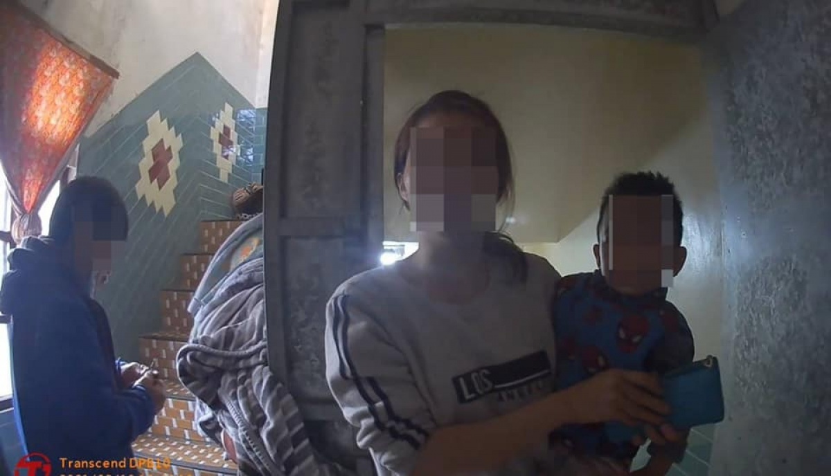 母親立刻將孩子緊抱懷中,向員警道謝