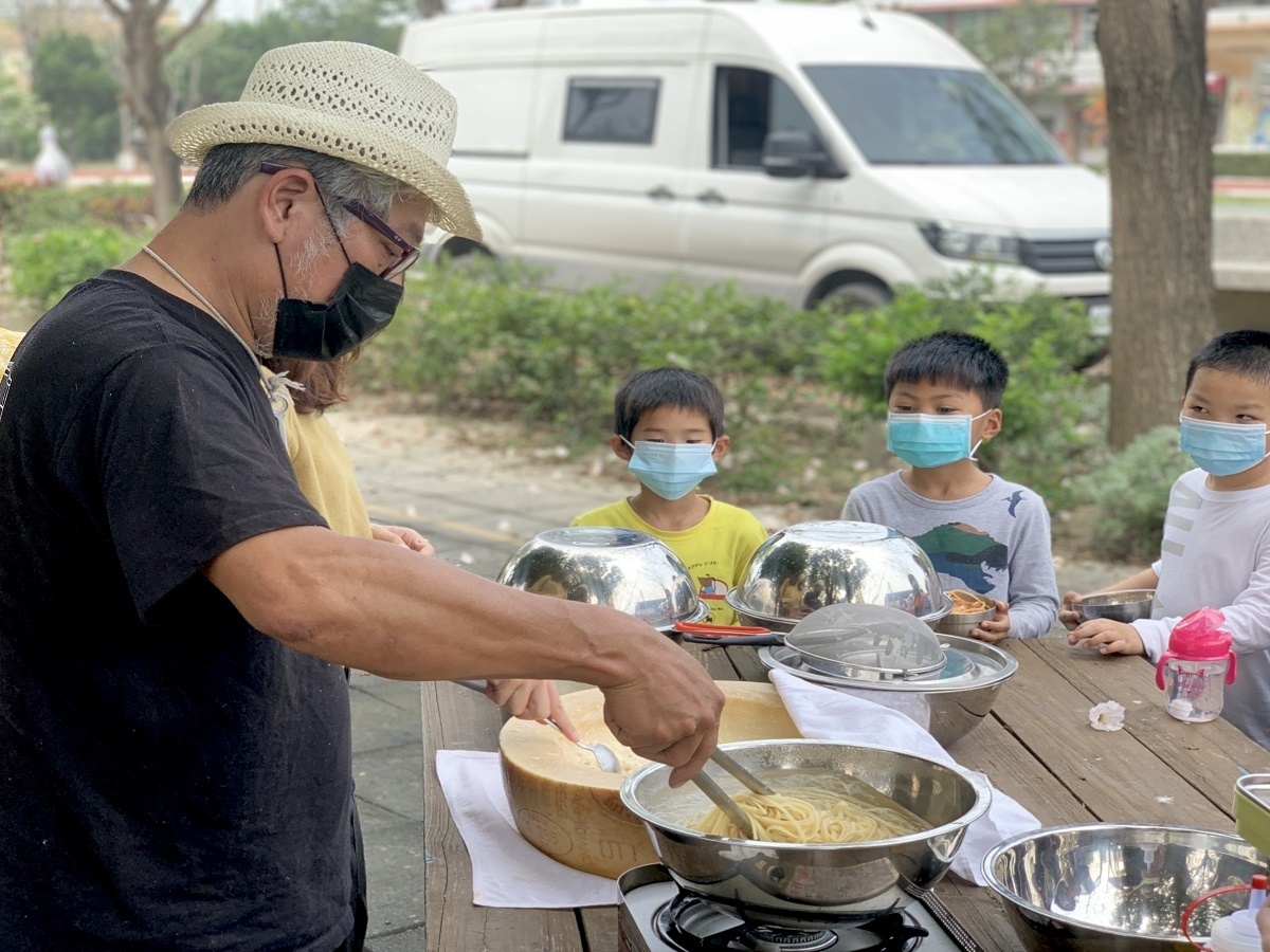 「達欣號」遠從北部開進二林 為孩子辦樹下野餐