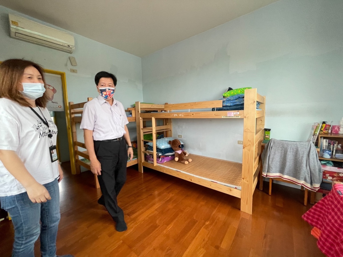 鄭寶清贈育幼院童兒童節禮物 讓社會擁抱他們
