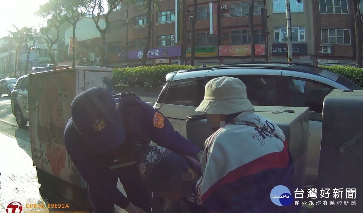 中壢警即刻救援,CPR挽救老翁一命