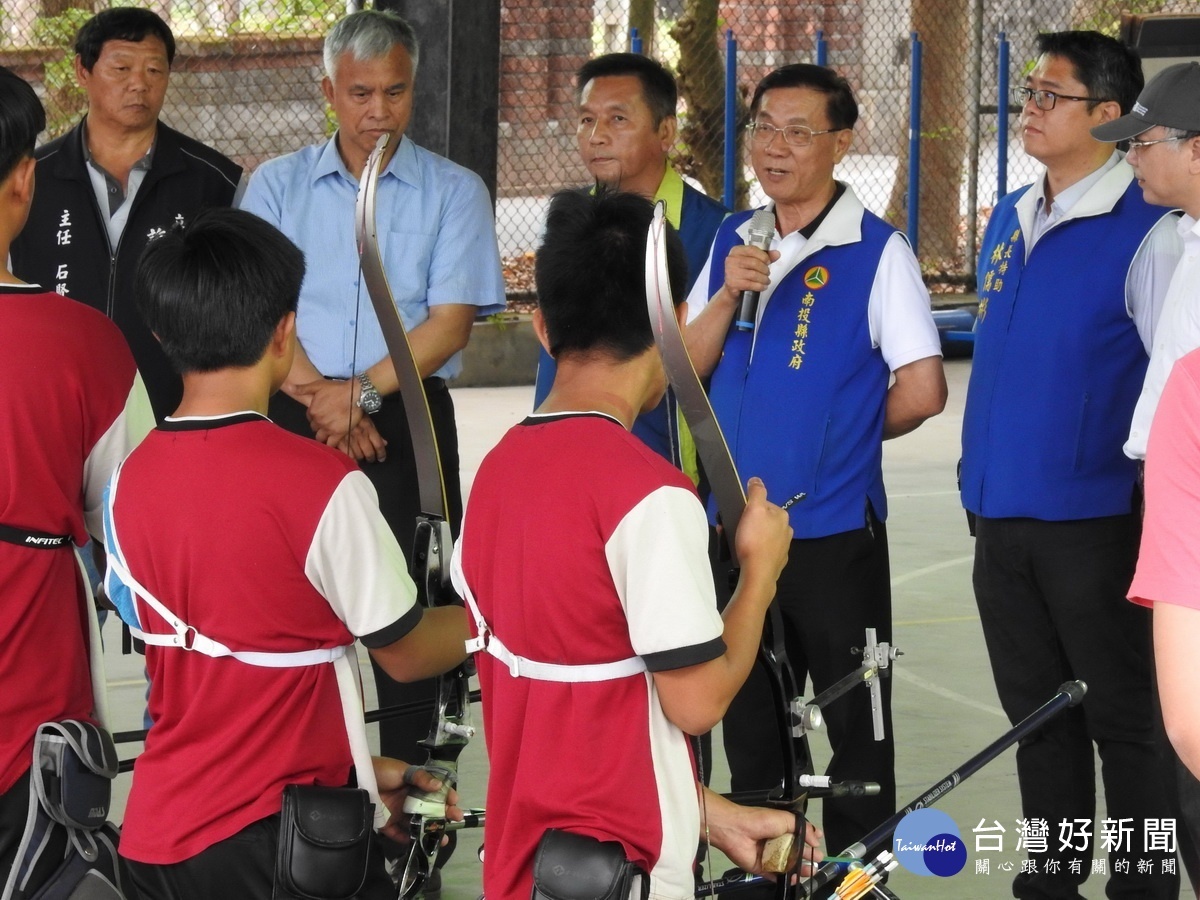 林縣長趕到民和國中，視察由全大運金牌選手出身的教練黃璿哲帶領的民和射箭隊。