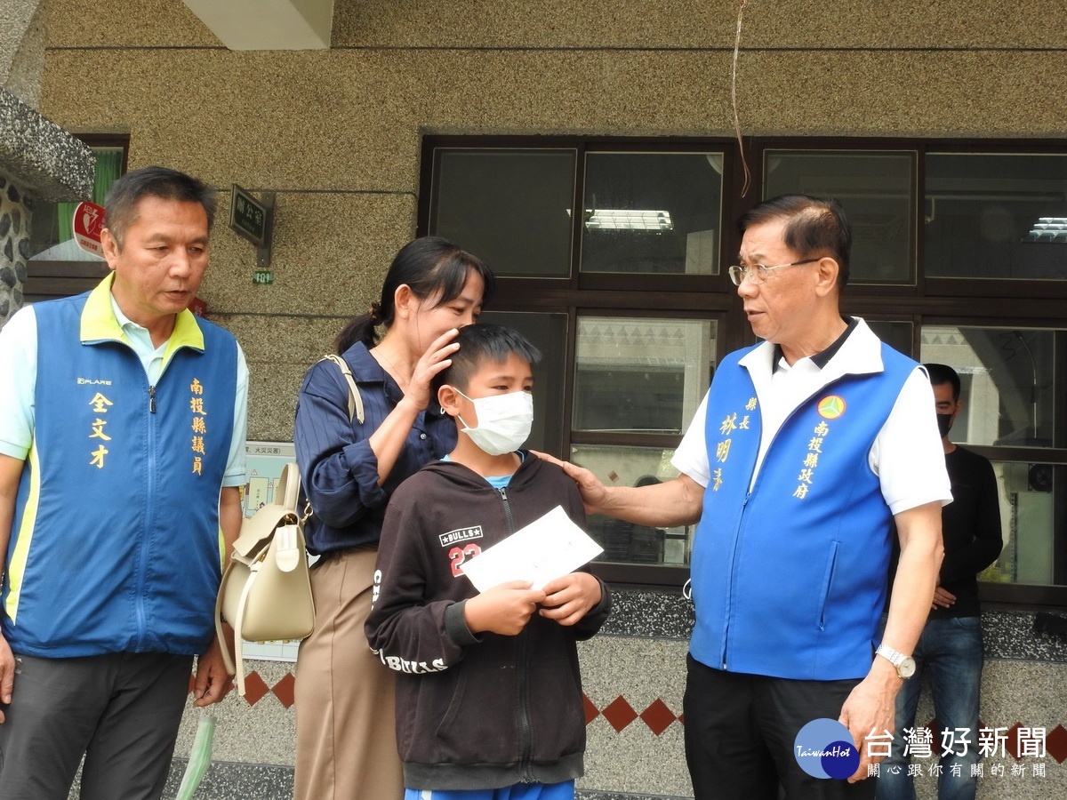 林縣長也在同富國小約見臨近的久美國小清寒全姓學生,並致贈3萬元慰助金。