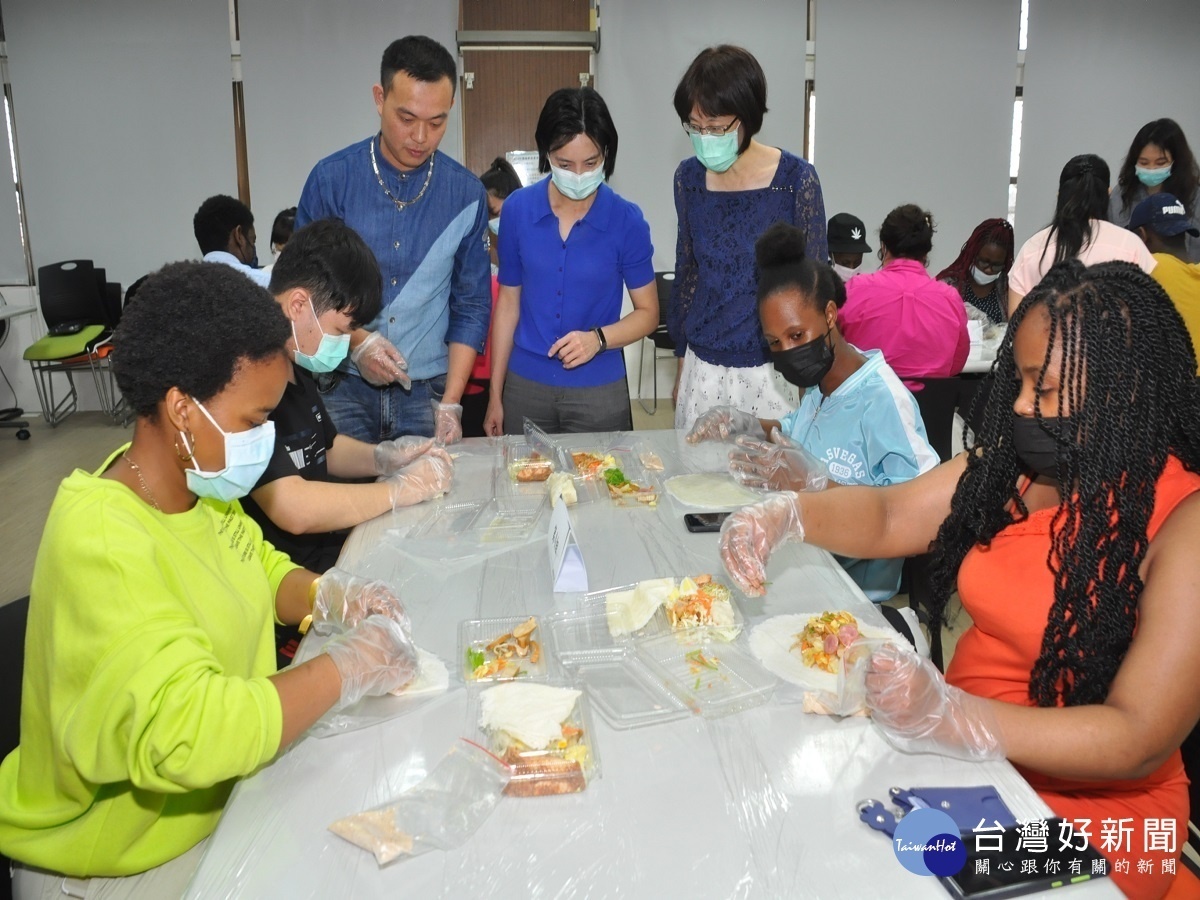 中州科大跨國文化交流　外籍生體驗傳统包潤餅