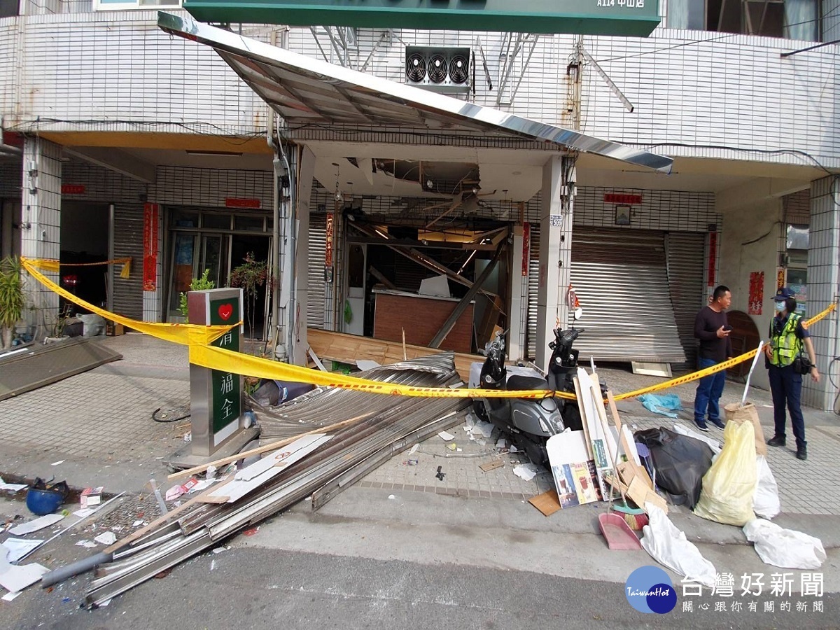 驚悚！知名連鎖飲料店發生氣爆　現埸宛如被炸彈炸過