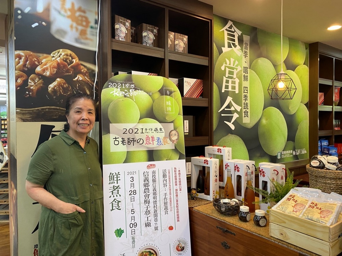 信義鄉料理達人古信維老師負責「鮮煮食」跟。來去山上煮一餐」的料理教學。(圖/記者賴淑禎攝)