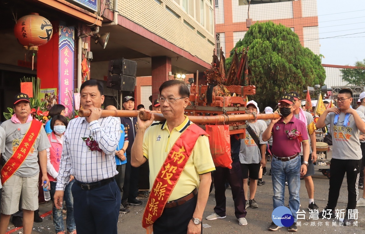 林明溱縣長與簡議員等扛鑾駕徒步巡香。(記者扶小萍攝)