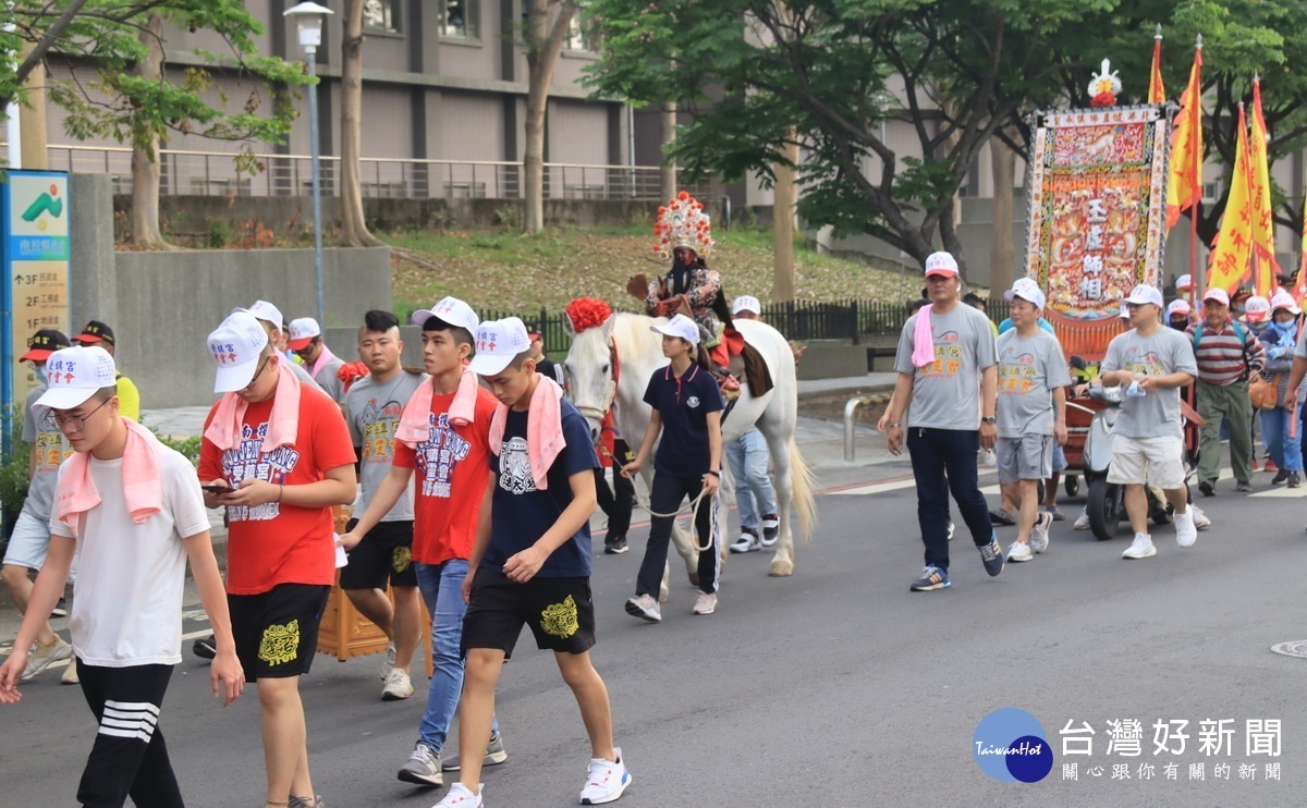 玄天上帝騎馬「神騎」出巡。（記者扶小萍攝）