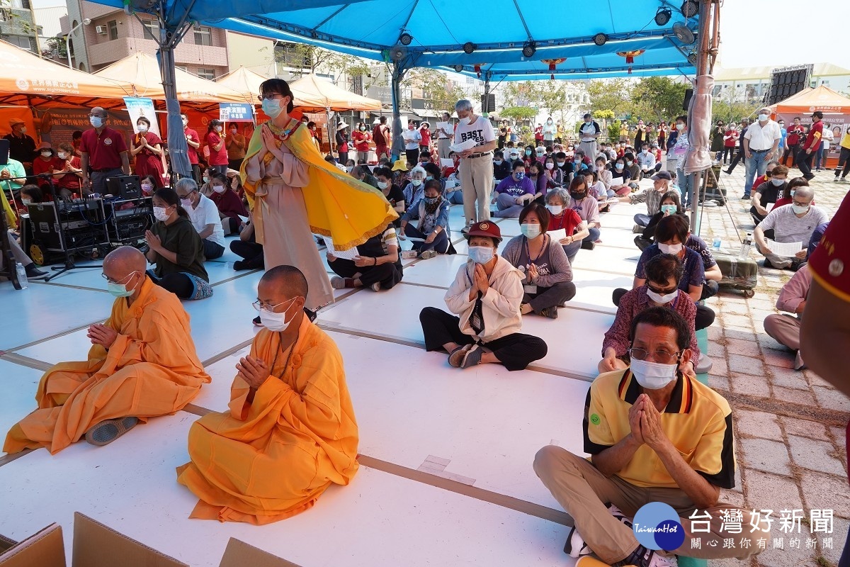 行動佛殿130站台南大興公園，觀音大悲感召加持法會，來自全國各地的信眾參加殊勝法會