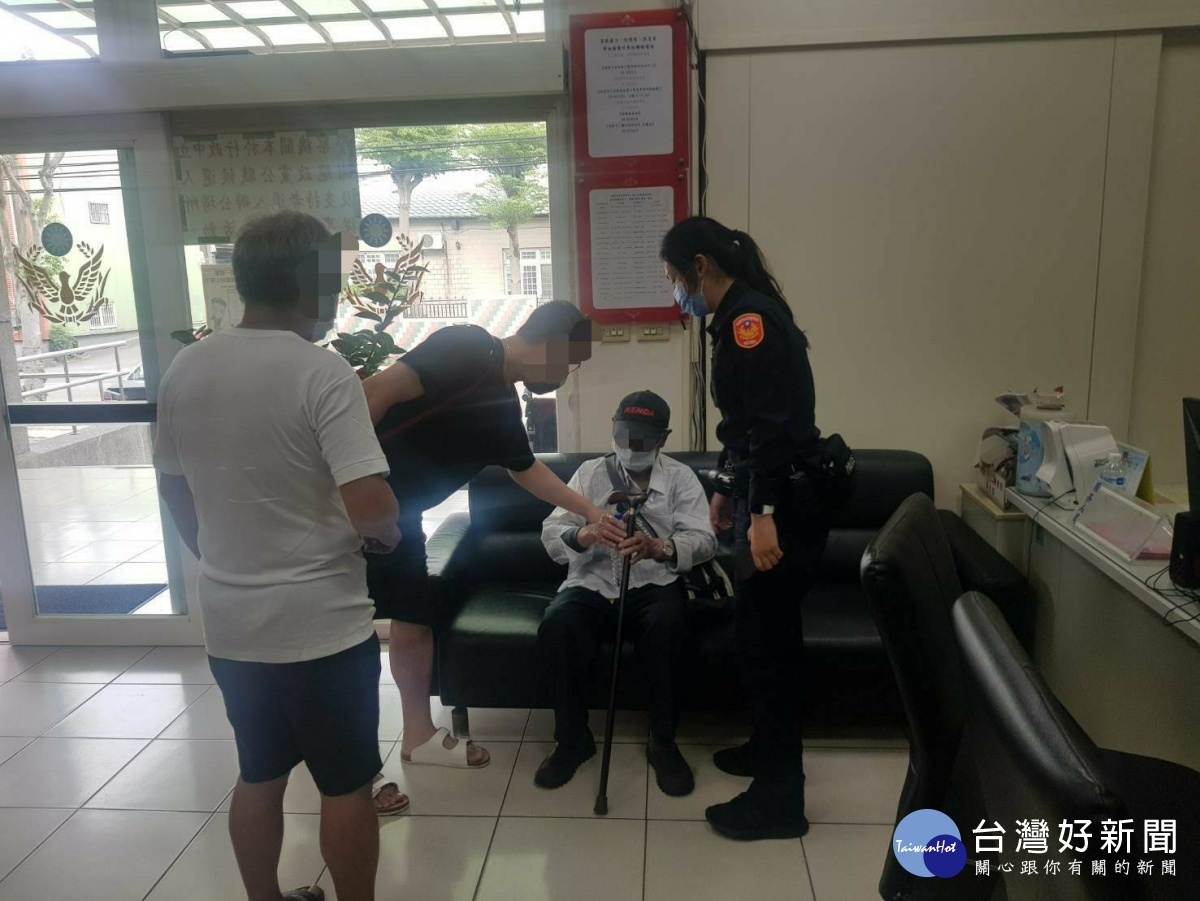 八旬老翁搭車出門烈日中迷途,警靠健保卡查證協助返家