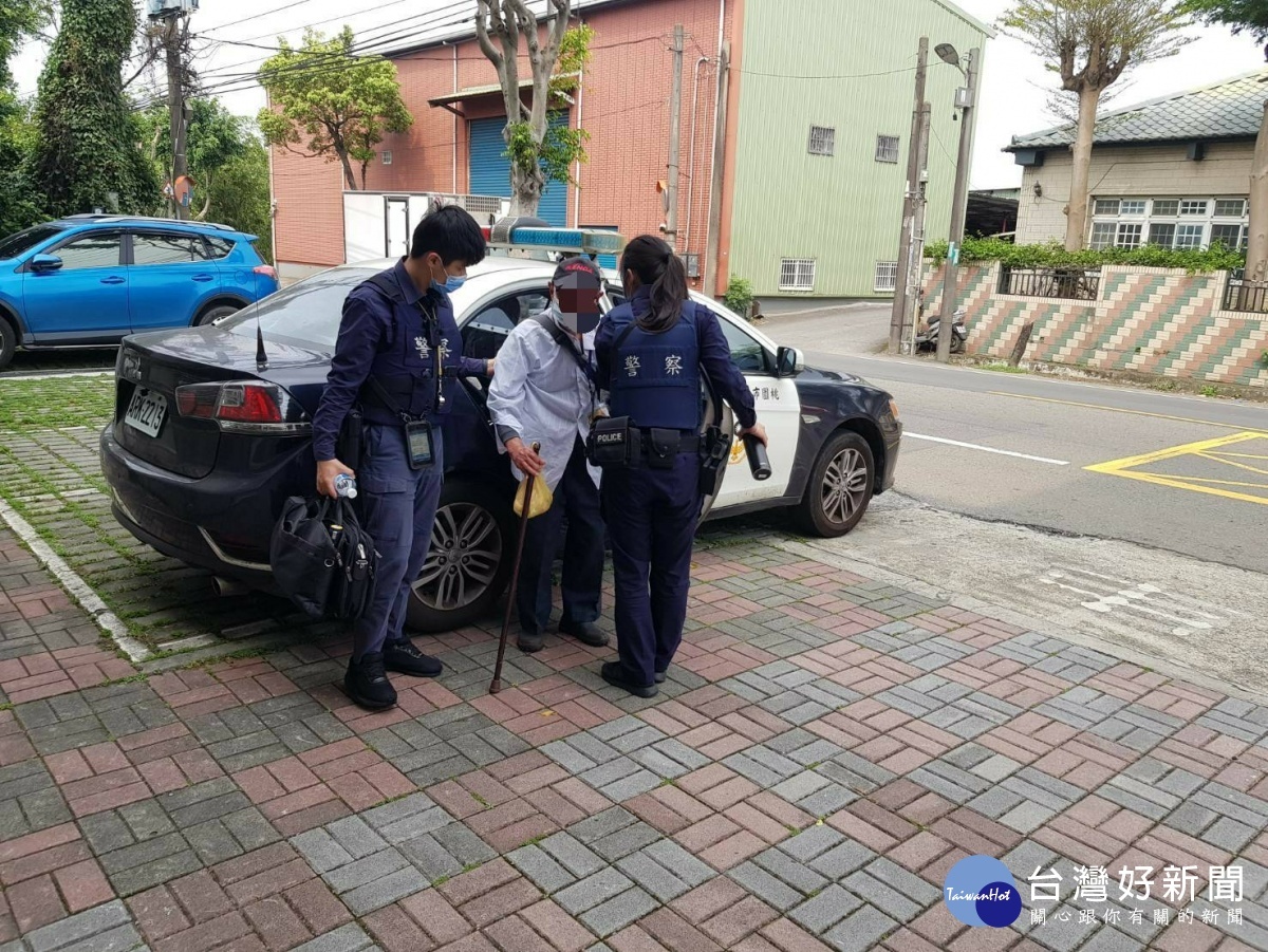 八旬老翁搭車出門烈日中迷途，警靠健保卡查證協助返家