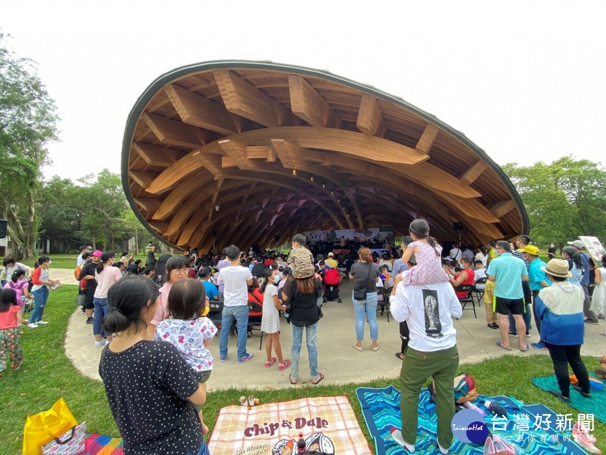 崙坪文化地景園區新建特殊造型的木頂棚，將成為新的表演場域。