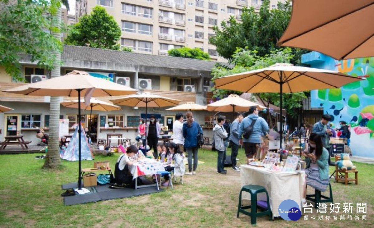 現場的文創市集吸引各年齡層朋友駐足