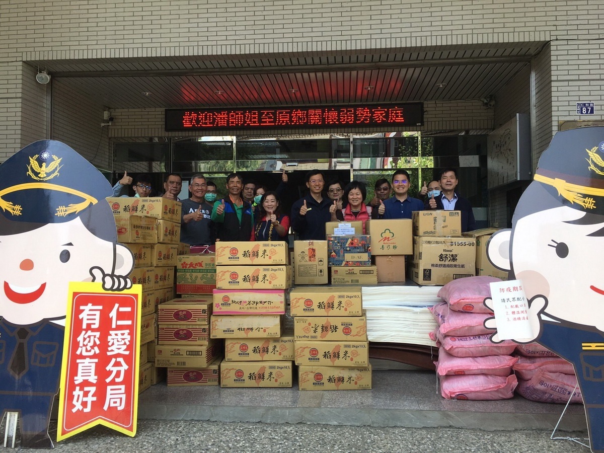 台南潘女士常募集物資送到原鄉助弱勢。(仁愛分局提供)