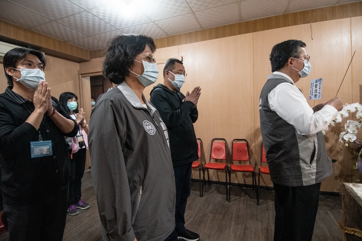 桃園市長鄭文燦分別前往三峽全成佛堂及桃園悅海會館,向太魯閣號罹難者致意。