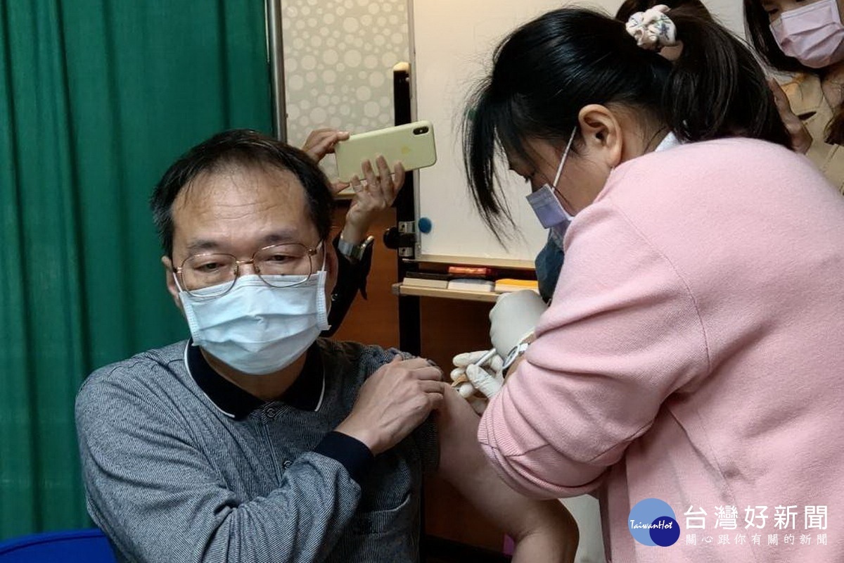 桃園市醫師公會理事長莫振東挽起衣袖帶頭施打新冠肺炎AZ疫苗。