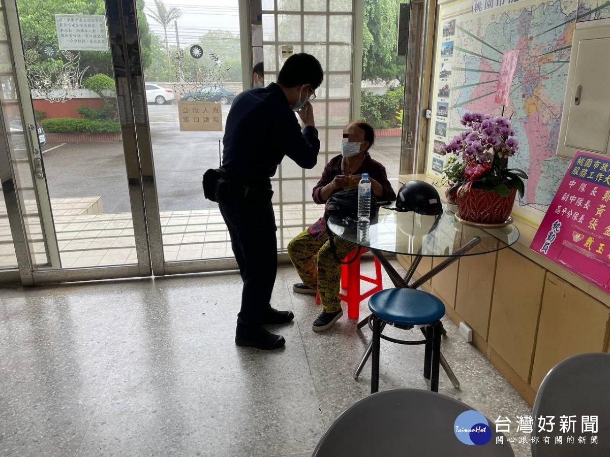 7旬老婦騎車近百里尋友迷途,龍潭暖警協查身分助返家