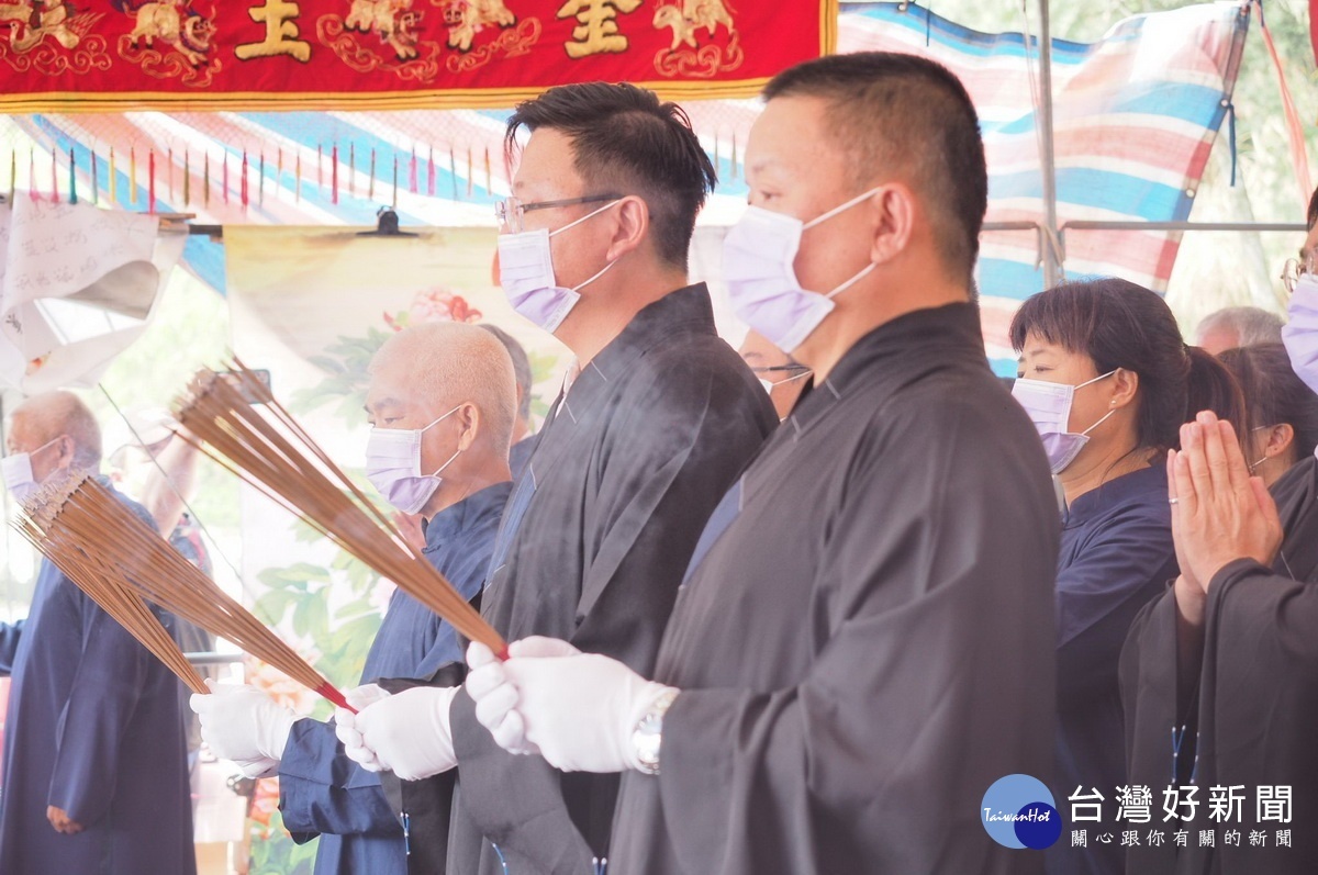 魚池鄉鄉長劉啟帆等人焚香膜拜,祈求早日降下甘霖。