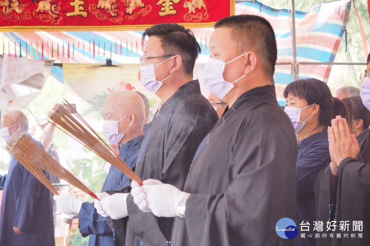 魚池鄉鄉長劉啟帆等人焚香膜拜，祈求早日降下甘霖。