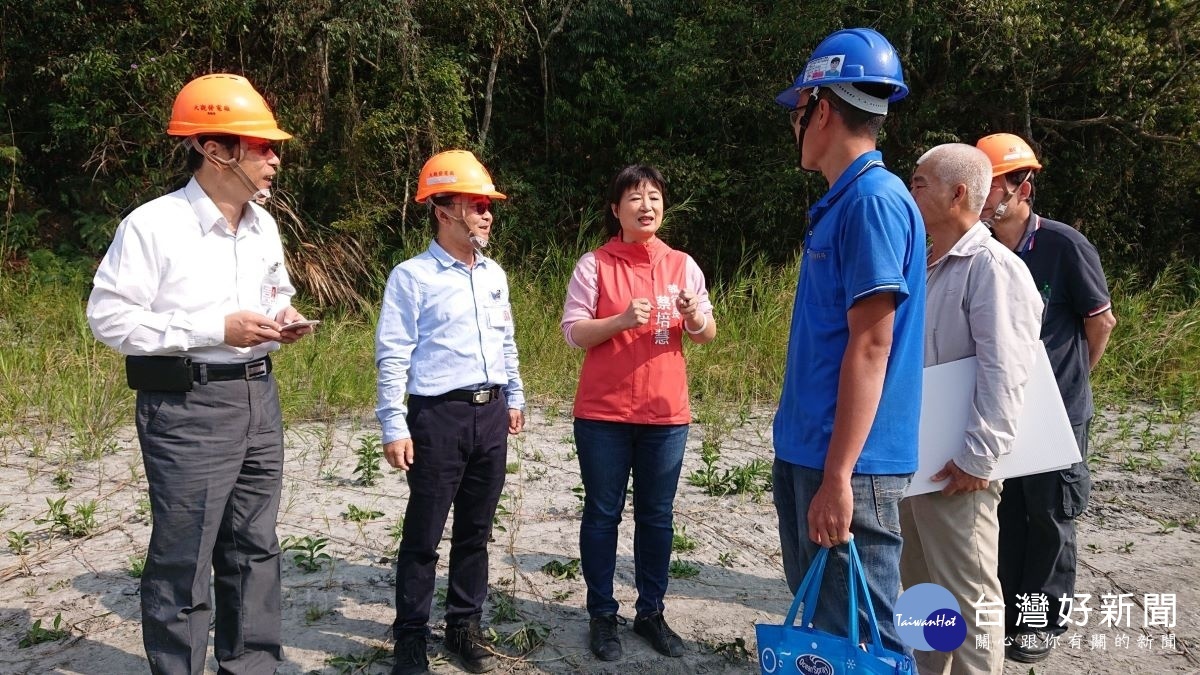 蔡培慧旋聯繫台電公司及日月潭風景管理處，委請兩單位動員機具清運大型廢棄物。