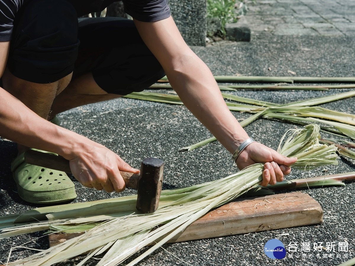 考古生活節體驗活動，介紹原始的植物纖維使用方式