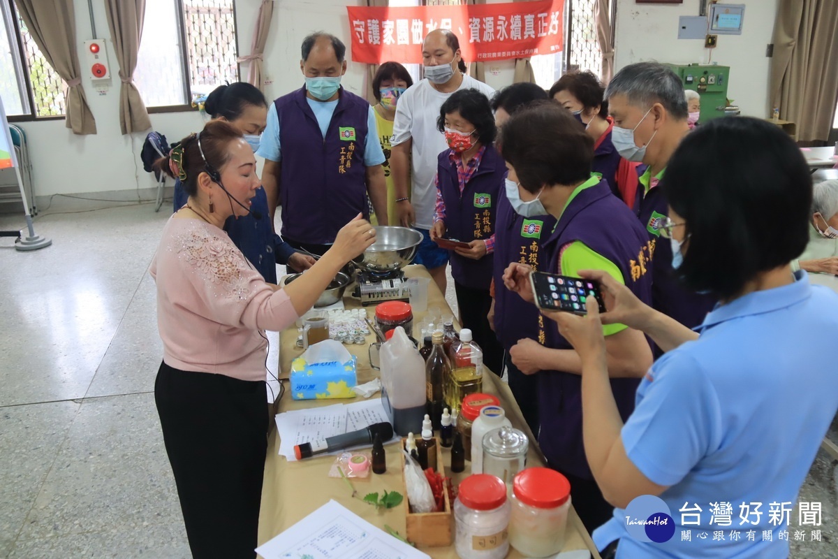 社區民眾圍觀左手香膏DIY做法。(記者扶小萍攝)
